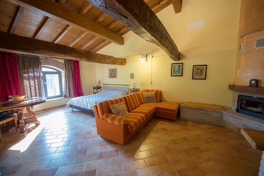 Fattoria Branciana Bed & Breakfast Rossena ภายนอก รูปภาพ